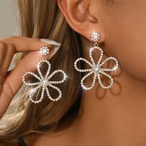 Guess Full diamond trendy sweet and cute hollow out high-quality flower earrings